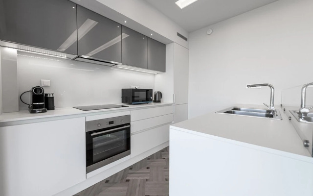 Phaedrus Living: City Center Luxury Flat N. Kosmos