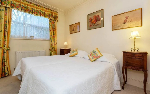 Veeve - Traditional Wimbledon Village