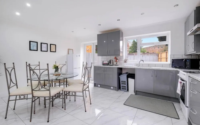 3 Bedroom House with Parking in Windsor