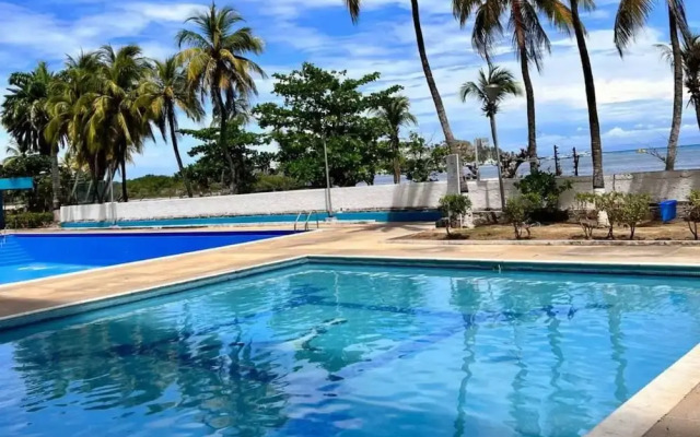 Seafrontapartment-sleeps4-pool-parking-garden