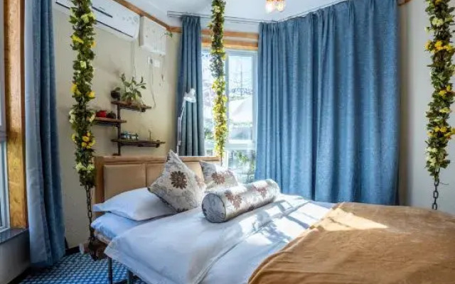 Sanyueshe Theme Inn