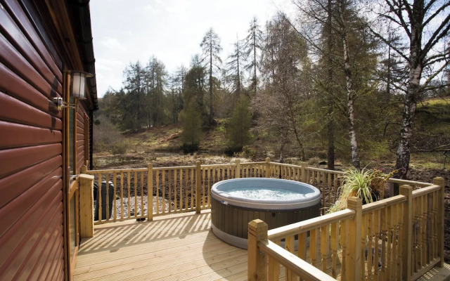 Bluebell Lodge - Sleeps 4,hot Tub, Loch & Woodland