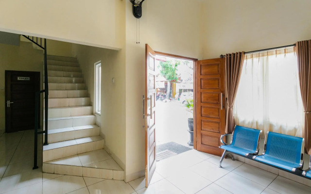 RedDoorz Syariah near Purwosari Train Station