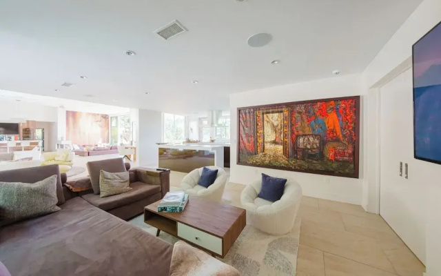 Zen Estate - Luxurious 5BR Beverly Hills Sanctuary With Pool & Canyon Views