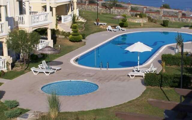 1 Bedroom Apartment Lake View 6 by Likya Global