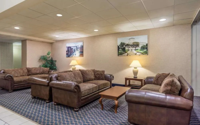 Holiday Inn Hotel And Suites