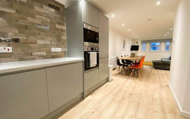 Large Modern 3 Bedroom Apt With Free Parking
