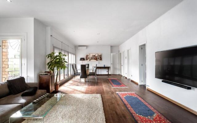 Vila Burriac ,Sunny, Spacious , Private Pool