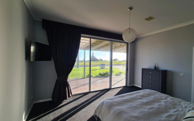 Luxurious Ocean front home, pets welcome, open fire large and spacious – Guest Rooms – Kilcunda