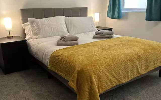 Stunning 1BR Apt in Central Cheltenham