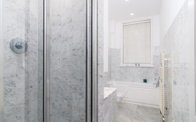 Lovely 1BR Home Near Holland Park, 4 Guests