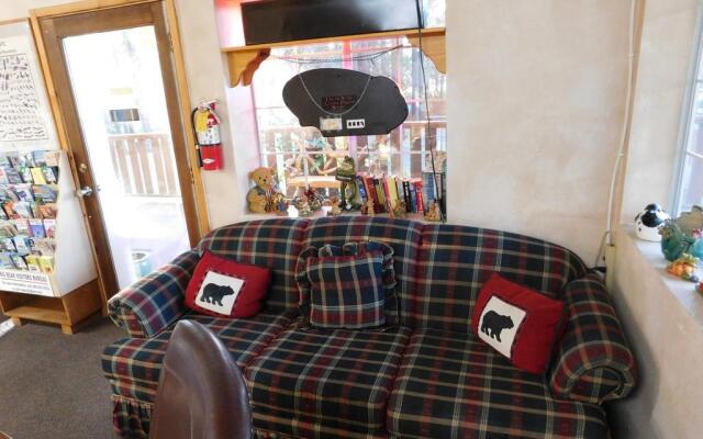 Honey Bear Lodge & Cabins