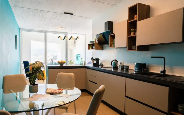 Glamorous Apartment With Panoramic Green Views
