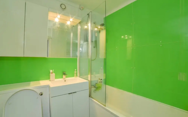 1 BR Limehouse Flat With Stunning Views of London!