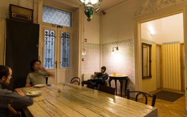 Baroque Hostel & Coworking