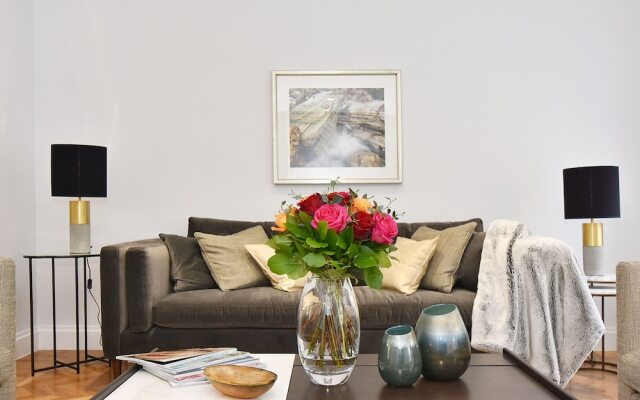 Plush Apartment in London near Piccadilly Circus and Chanel
