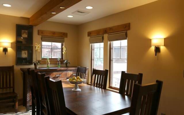 Deluxe Studio Hotel Room by Redawning