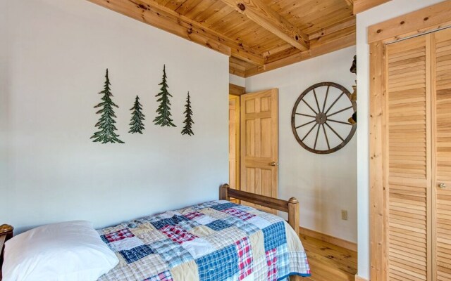 Black Bear Hideaway 3 Bedroom Home with Hot Tub