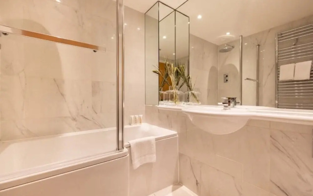 The Crystal Quarters - Modern & Bright 2BDR Apartment
