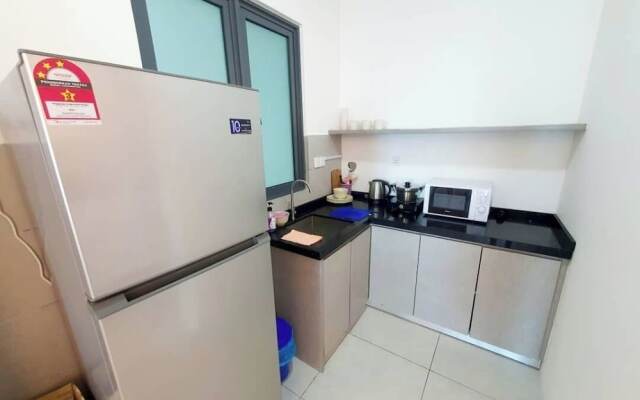 Comfy 3-Bedrooms Apartment at Meritus Residensi
