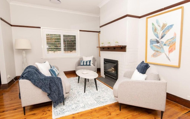 Rose Hill on Hamer, 1940s Charming Cottage near Cook Park – Guest Rooms – Orange