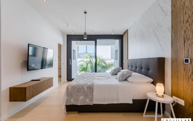 Pax in Sutivan with 3 bedrooms and 3 bathrooms