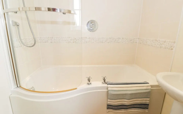 2 Perran Court