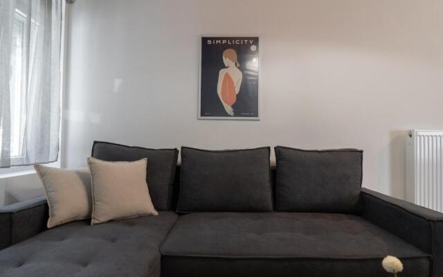 Zalman's Ground Floor 1BR Place