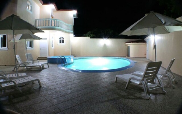 Private 6 Bedroom Villa Great for Parties