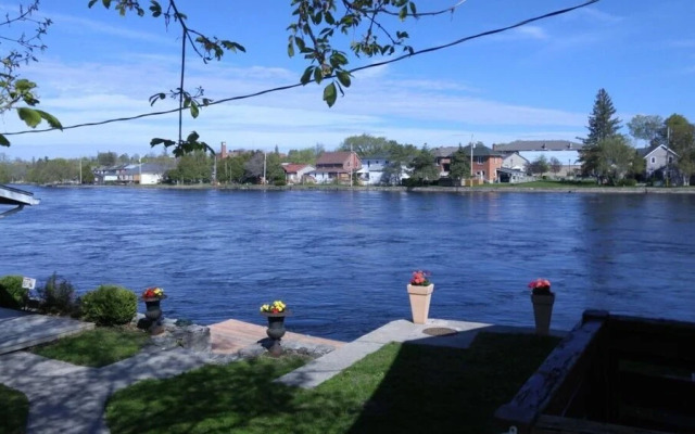 The Water's Edge Inn