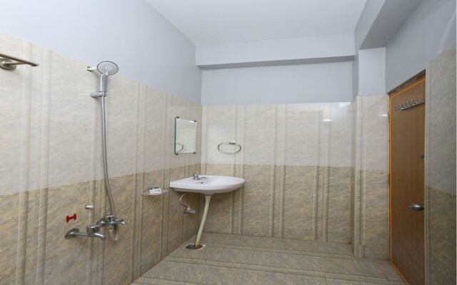 OYO 8828 Holidays Dollars Grand