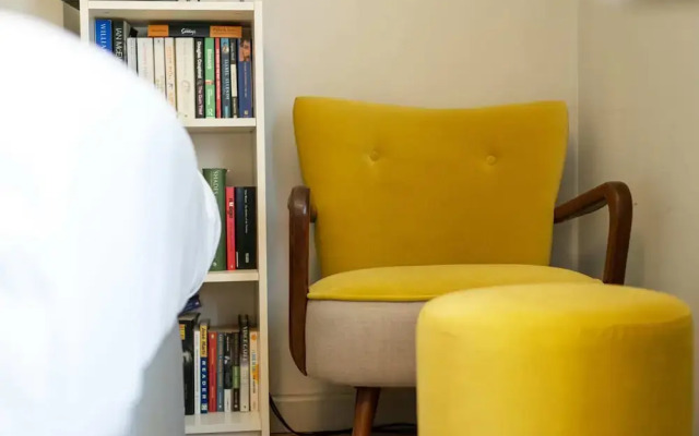 Charming 1BR Highbury Flat With Balcony