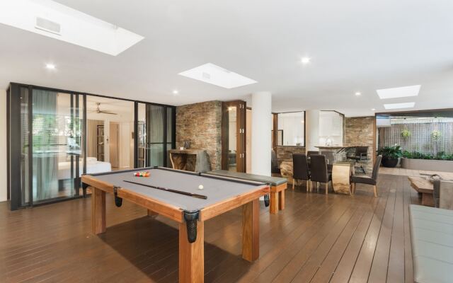 Luxury Pool Side Apartment in Beachfront Resort