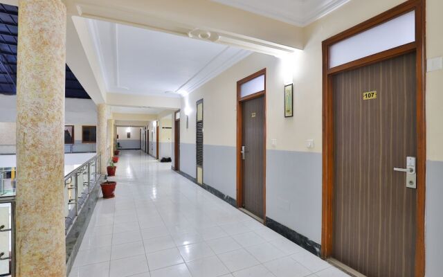 Capital O 16350 Infocity Club And Resort