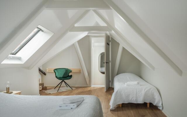 Large fully renovated farmhouse with indoor Swim spa and Sauna