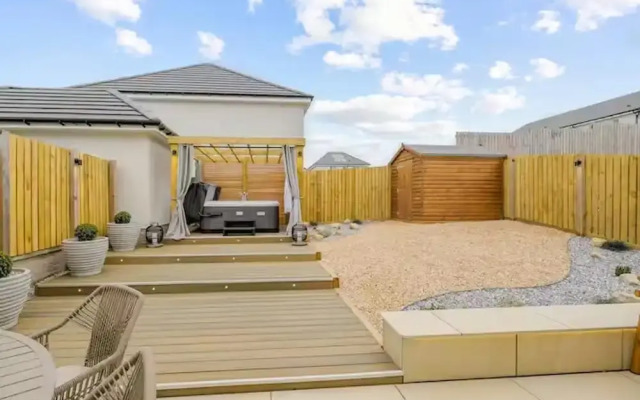 Stylish House in Perth-hot Tub-garden-sleeps 6