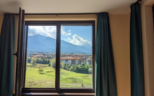 Stylish 2BD Apartment with Panoramic Mountain View