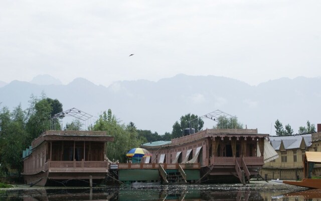Shabrose Heritage Houseboats