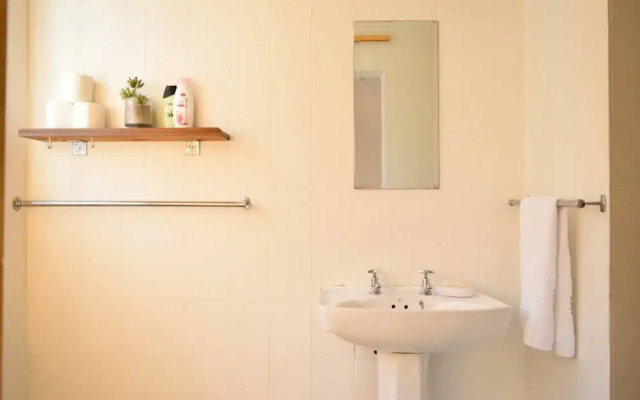 Central Victorian House With Table Mountain View