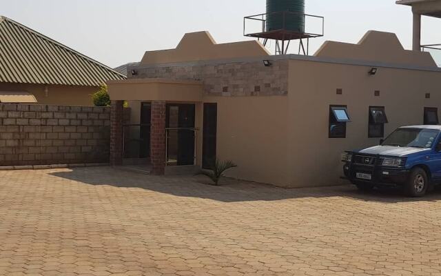 Ticheze Lodge And Car Hire