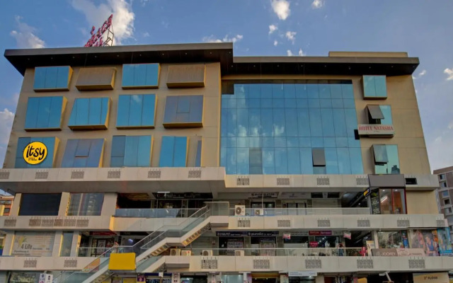 Itsy Hotels Natasha, Vesu, Surat