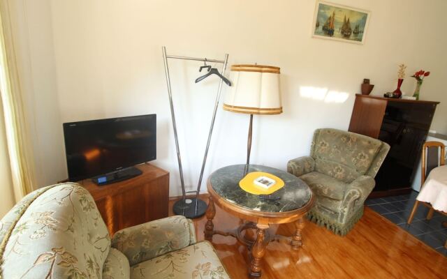 Simplistic Apartment in Starigrad near Sea