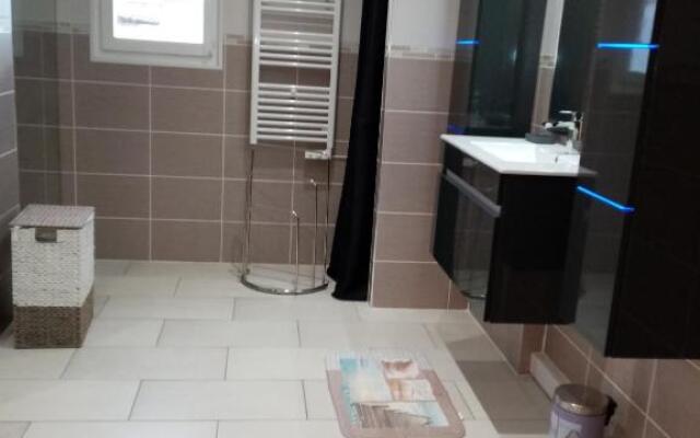 Appartement spacieux 10 mn plage wifi stationnement