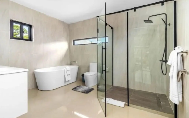 Luxurious Modern home Ocho Rios CC