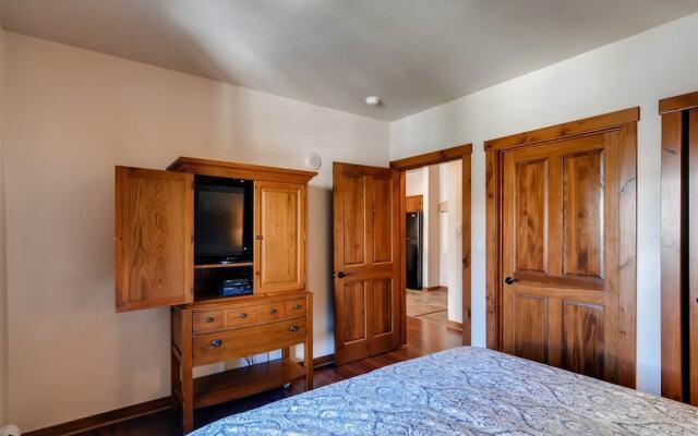 1 Bedroom Mountain Condo Located in Historic Downtown Breckenridge Near Shopping, Dining, and Restaurants