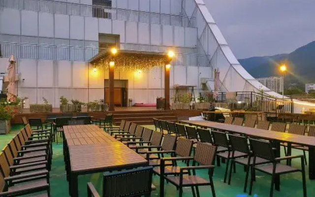 Vienna International Hotel Seven star rock star lake scenic spot