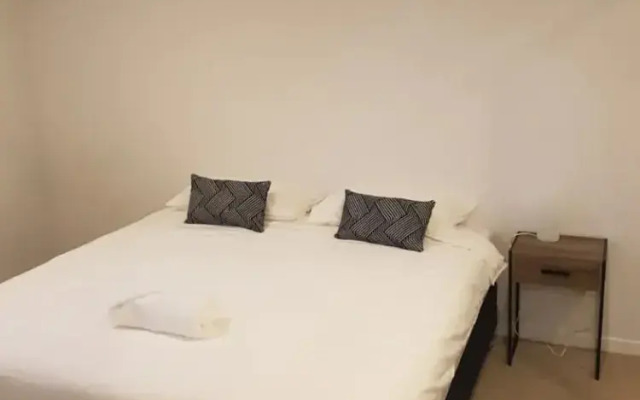 2 Bedroom Newstead Unit With Parking