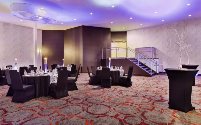 DoubleTree by Hilton Toronto Airport
