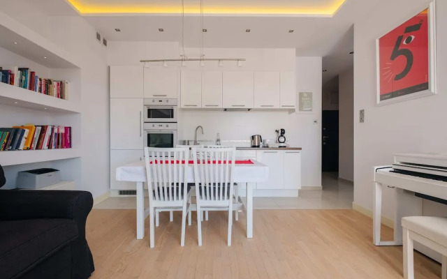 Modern Apartment Across the Ponds