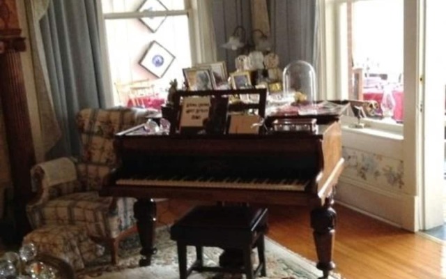 2439 Fairfield "A Bed and Breakfast"